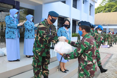 Peduli Covid 19 dan Menghadapi Bulan Suci Ramadhan, Danlanud Rsn Bagikan Sembako 